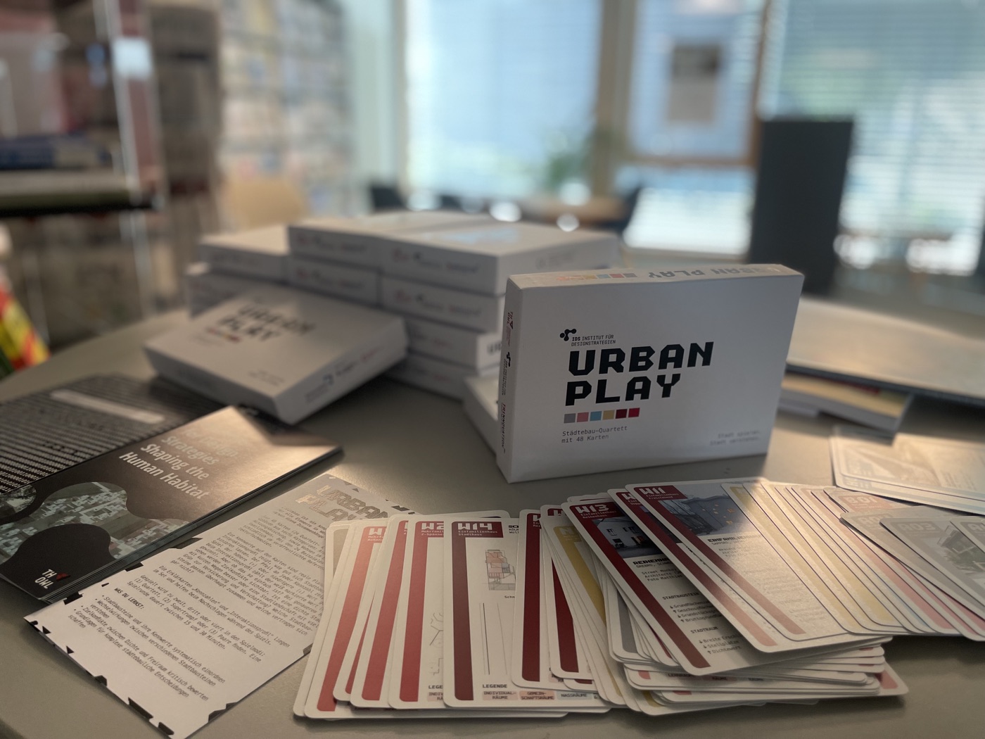URBAN PLAY game box with fanned-out cards