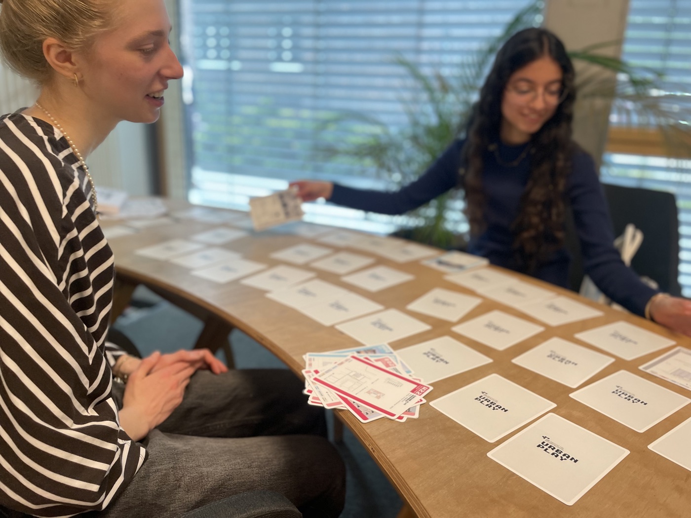 Zwei Studierende spielen URBAN PLAY an einem Tisch