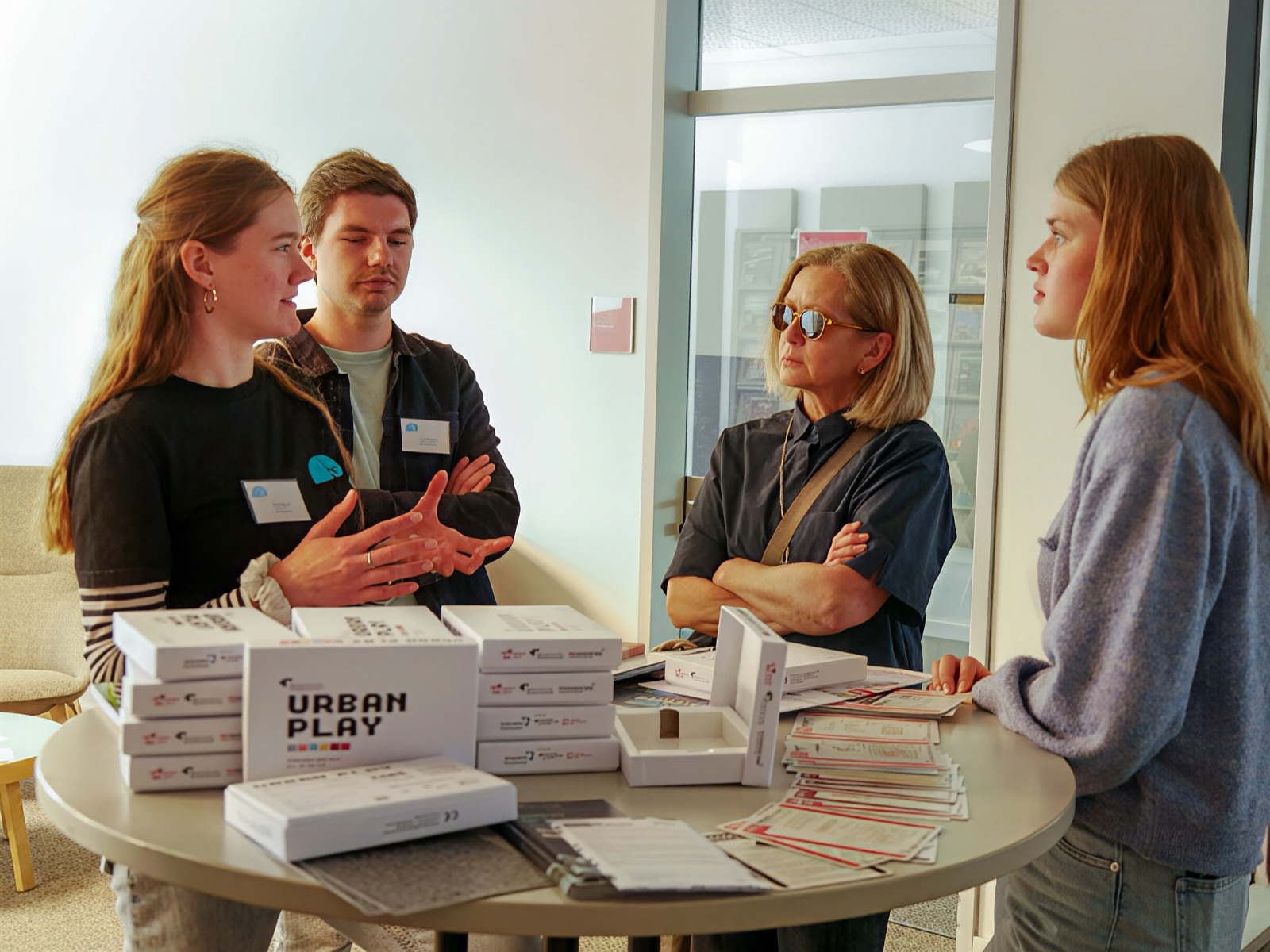 Das URBAN PLAY Team im Gespräch am Tag der offenen Tür